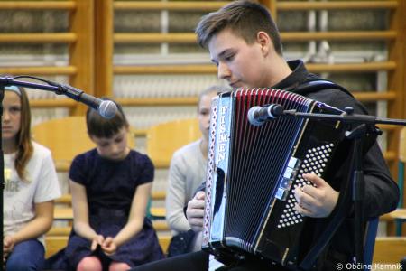 Otroci Osnovne šole Šmartno v Tuhinju z glasbo razpeli jadra (40)